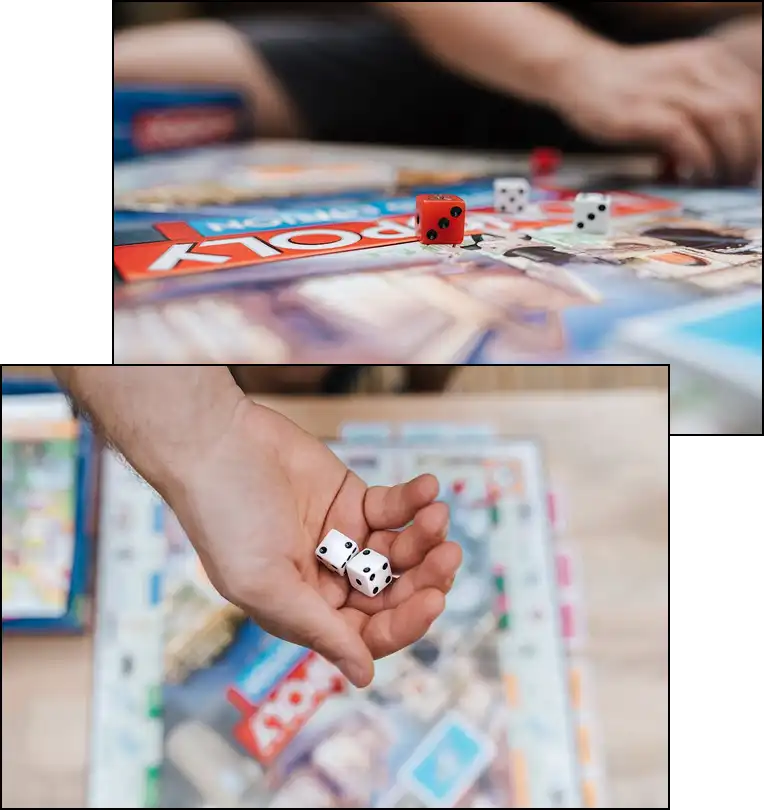 Zbliżenie na rzucanie kostką i grę Monopoly podczas rodzinnej zabawy, kostki i kolorowe elementy gry na stole.